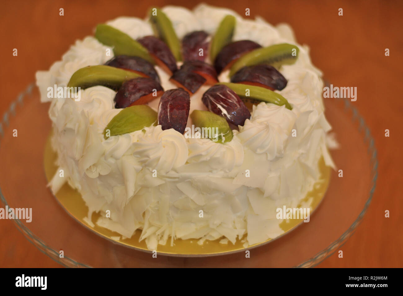 Le Chocolat Blanc Gateau De Fruit Avec Kiwi Prune Et Creme Fouettee Sur Le Dessus Et De Morceaux De Chocolat Autour De Photo Stock Alamy