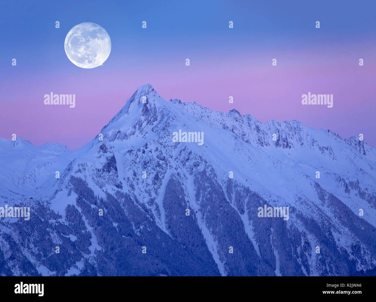 Autriche, Tyrol, Alpes de Zillertal : Brandberger Kolm avec pleine lune Banque D'Images