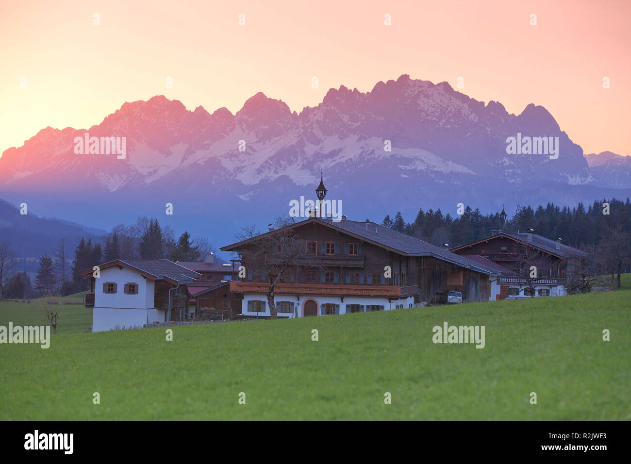 Autriche, Tyrol, de fermes de Fieberbrunn contre Wilder Kaiser Banque D'Images