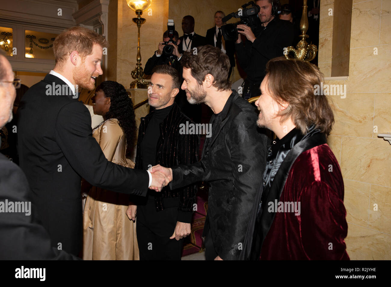 Le duc de Sussex séance (de gauche à droite) Gary Barlow, Mark Owen, Howard Donald et de prendre ce qu'il arrive à assister à la Royal Variety Performance au London Palladium, au centre de Londres. Banque D'Images