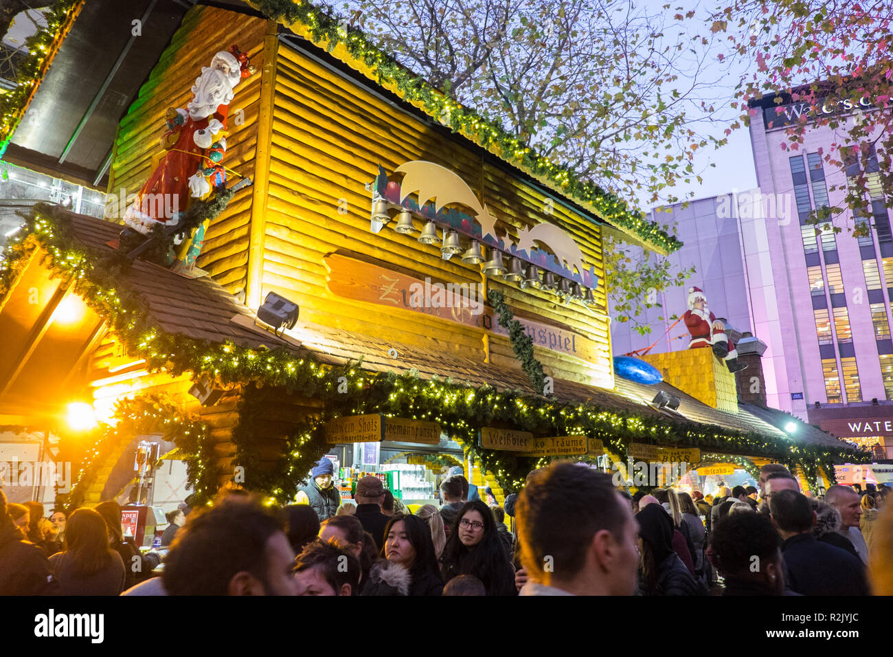 Marché de Noël allemand de Birmingham est le plus grand marché de Noël au Royaume-Uni, et le plus grand marché allemand en dehors de l'Allemagne et l'Autriche. Banque D'Images