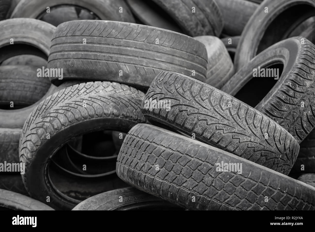 Les vieux pneus usés utilisés pour l'industrie de la gestion des déchets recyclage disposition Banque D'Images