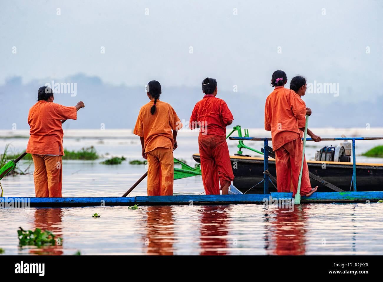 Les femmes se préparent à pratiquer des courses en bateau sur le lac Inle en préparation au Festival Phaung Daw Oo en octobre. Etat Shan Myanmar, Birmanie Banque D'Images