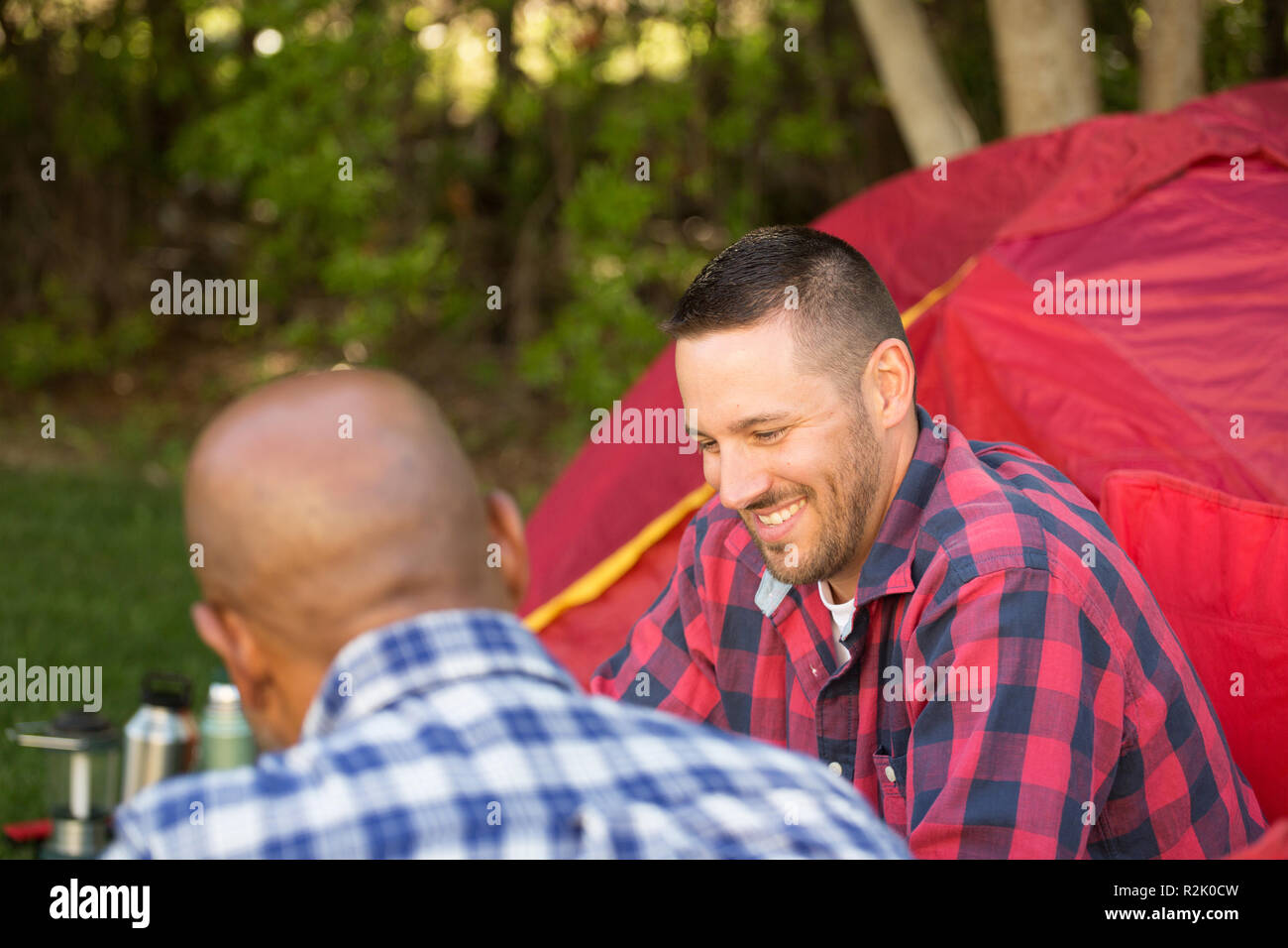 Multi-Ethnic groupe d'amis à parler et le camping. Banque D'Images