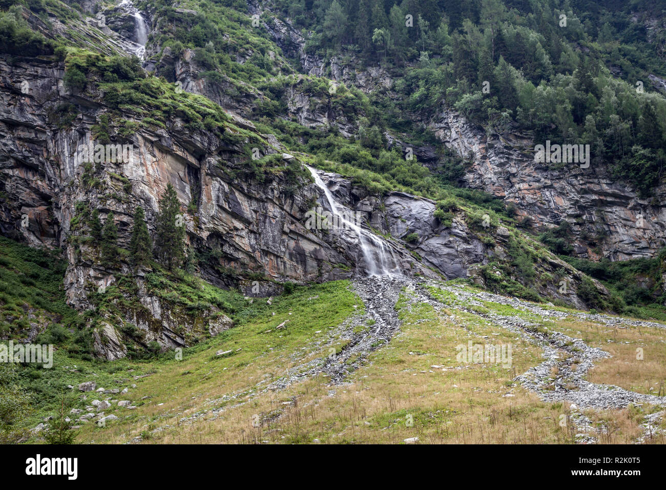 Paysage de montagne avec une cascade en Carinthie Banque D'Images