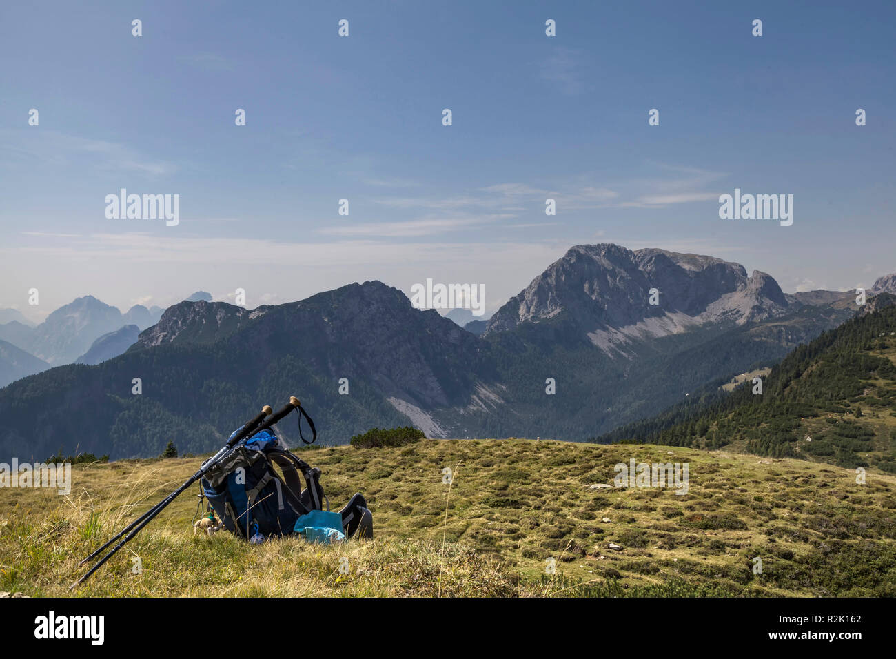 Sac à dos et des bâtons de marche en avant du paysage dans les Alpes Carniques Banque D'Images