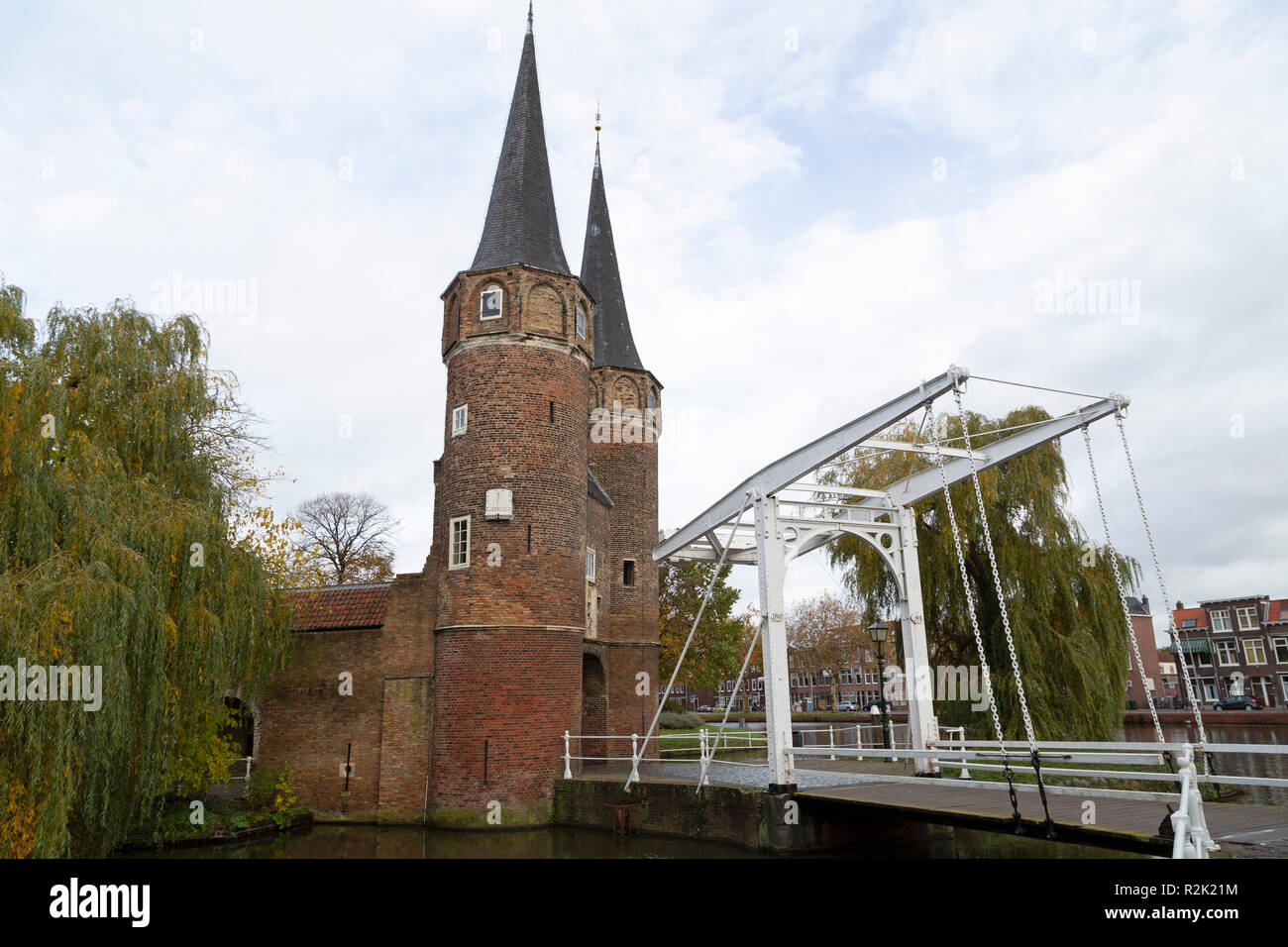 L'Oostpoort à Delft, aux pays-Bas. L'Oostpoort faisait partie des murs médiévaux de la ville néerlandaise. Banque D'Images