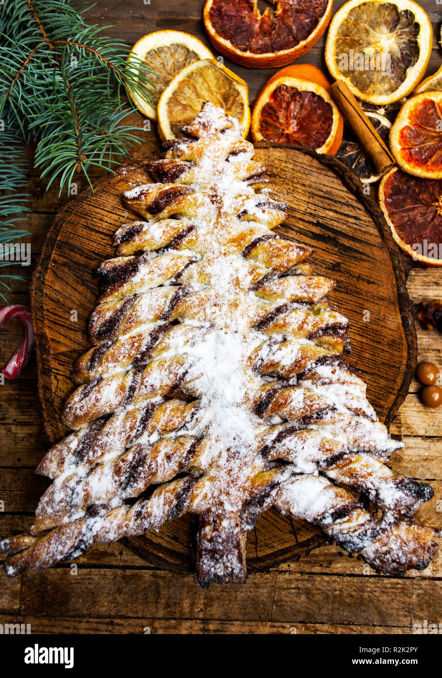 Pâtisserie de l'arbre de Noël sur une table en bois rustique vue supérieure Banque D'Images