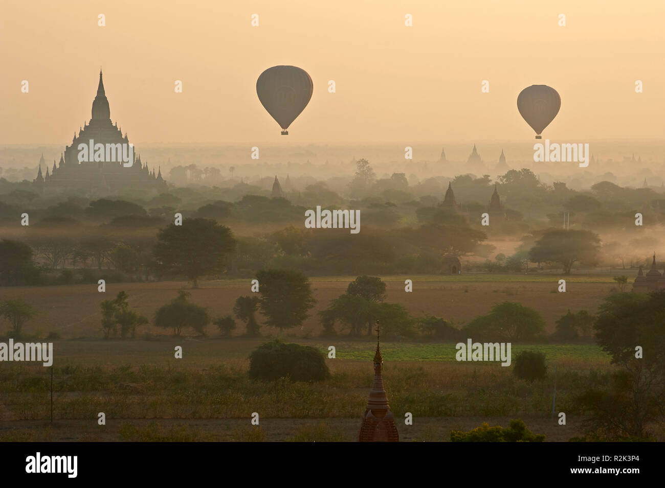 Les ballons à air chaud sur le complexe du Temple Bagan, Myanmar, l'Asie, Banque D'Images