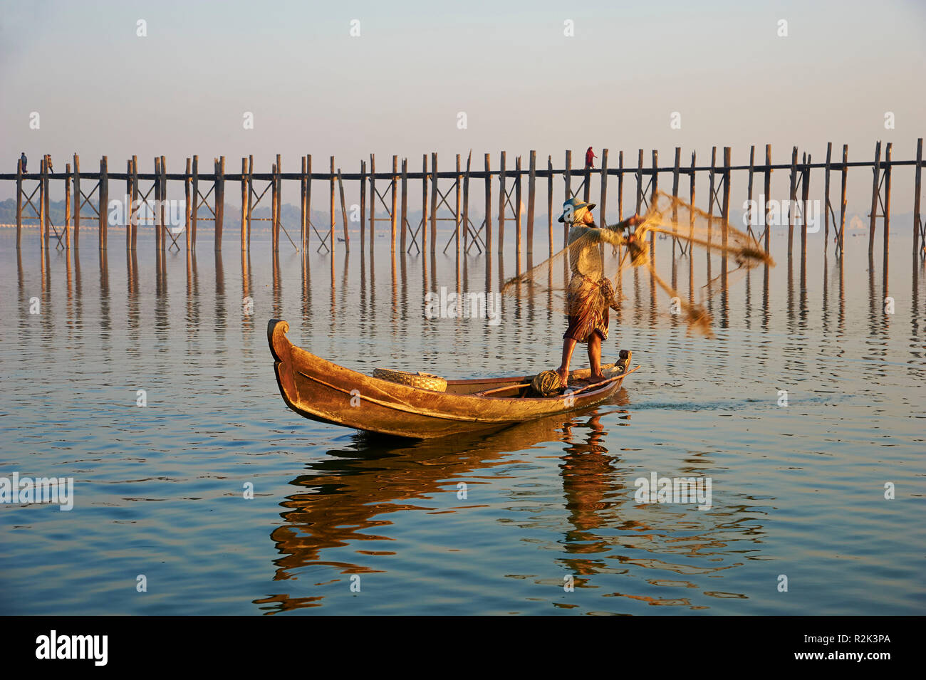Fisher sur les Taung Thama lake, le Myanmar, l'Asie, Banque D'Images