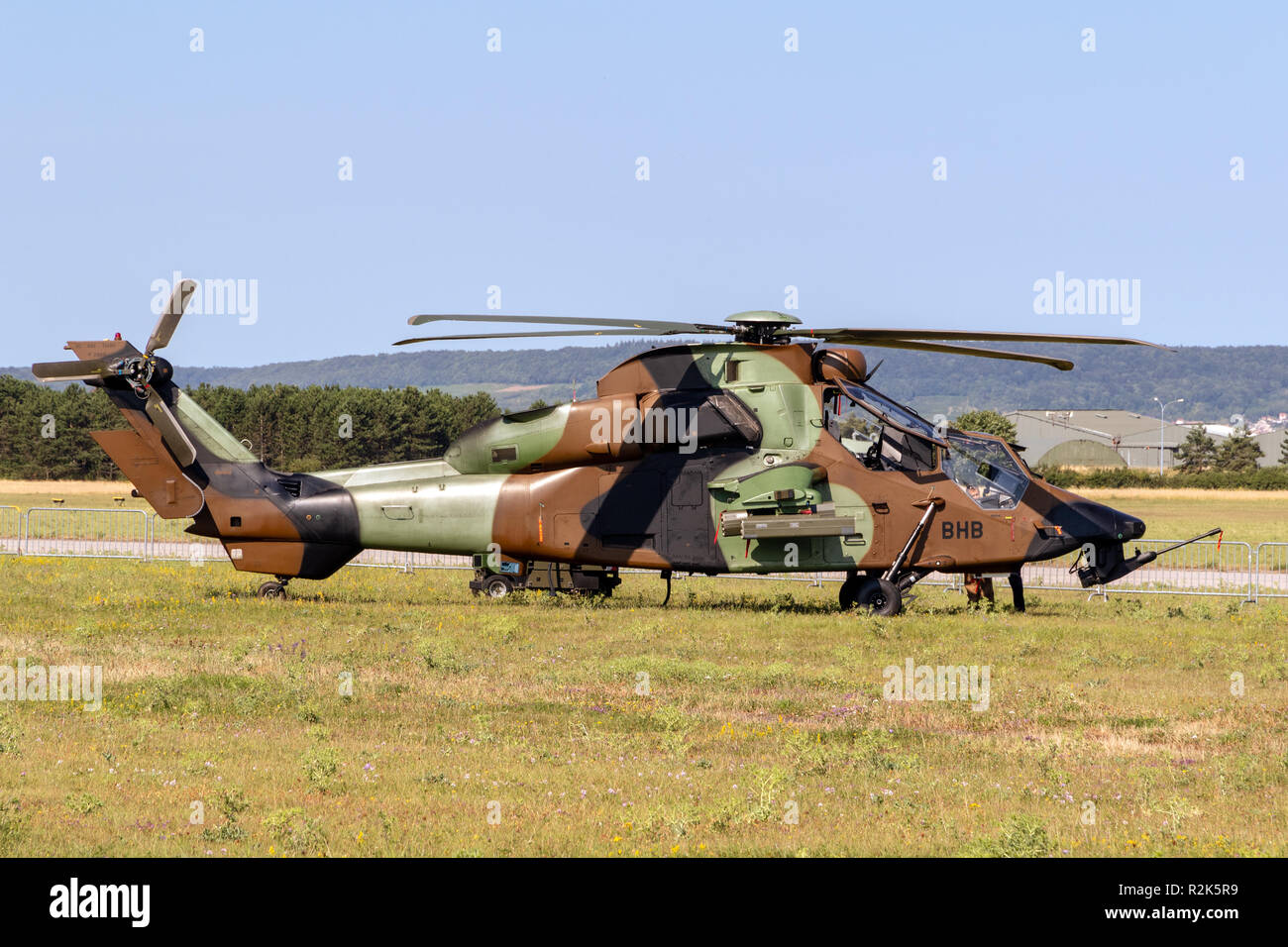 NANCY, France - Nov 1, 2018 : Armée française Airbus Eurocopter EC-665 hélicoptère d'attaque Tigre dans l'herbe de la base aérienne de Nancy. Banque D'Images