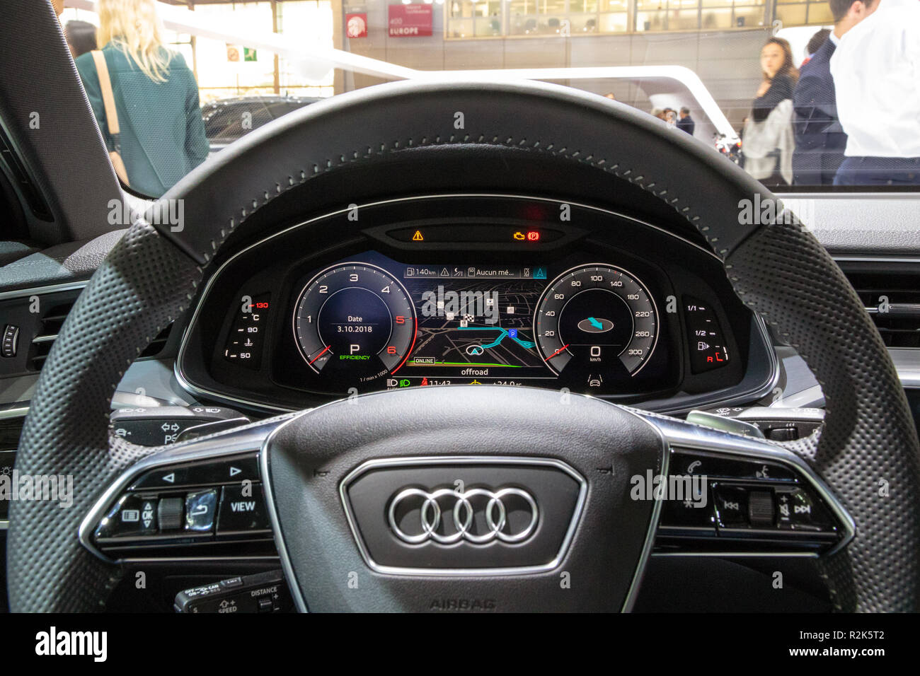 PARIS - Oct 3, 2018 : Le pilote de la nouvelle Audi A6 à l'intérieur de l'Automobile de Paris. Banque D'Images
