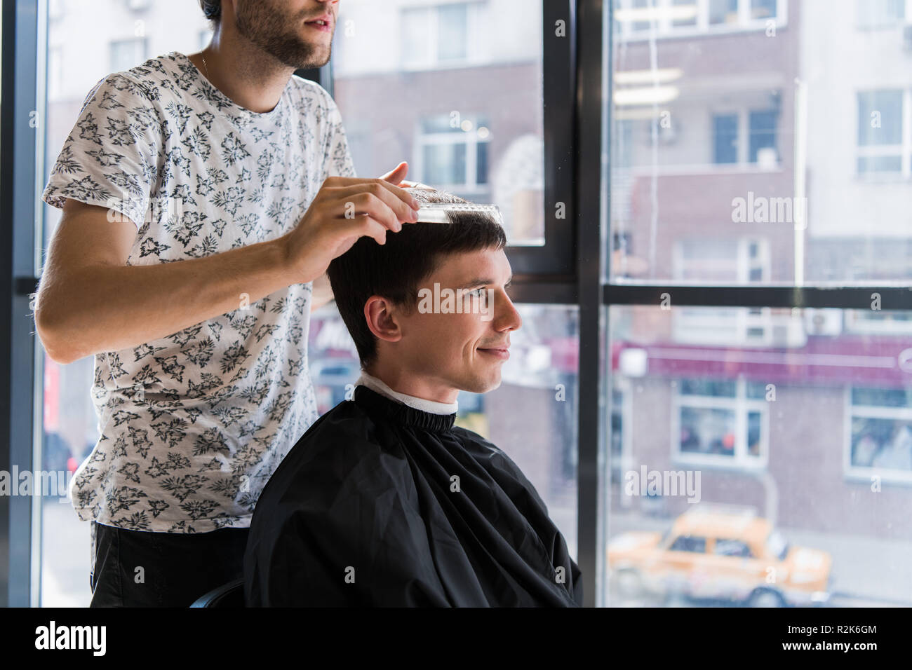 L'homme se coupe au salon de coiffure. Coiffure cheveux style de client au salon de coiffure. Banque D'Images