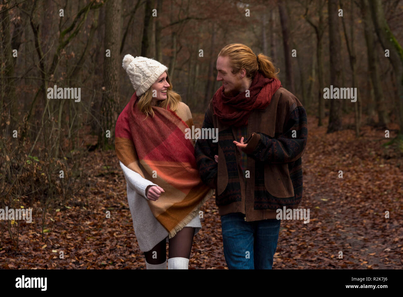 Couple, le contact oculaire, l'automne, à pied Banque D'Images