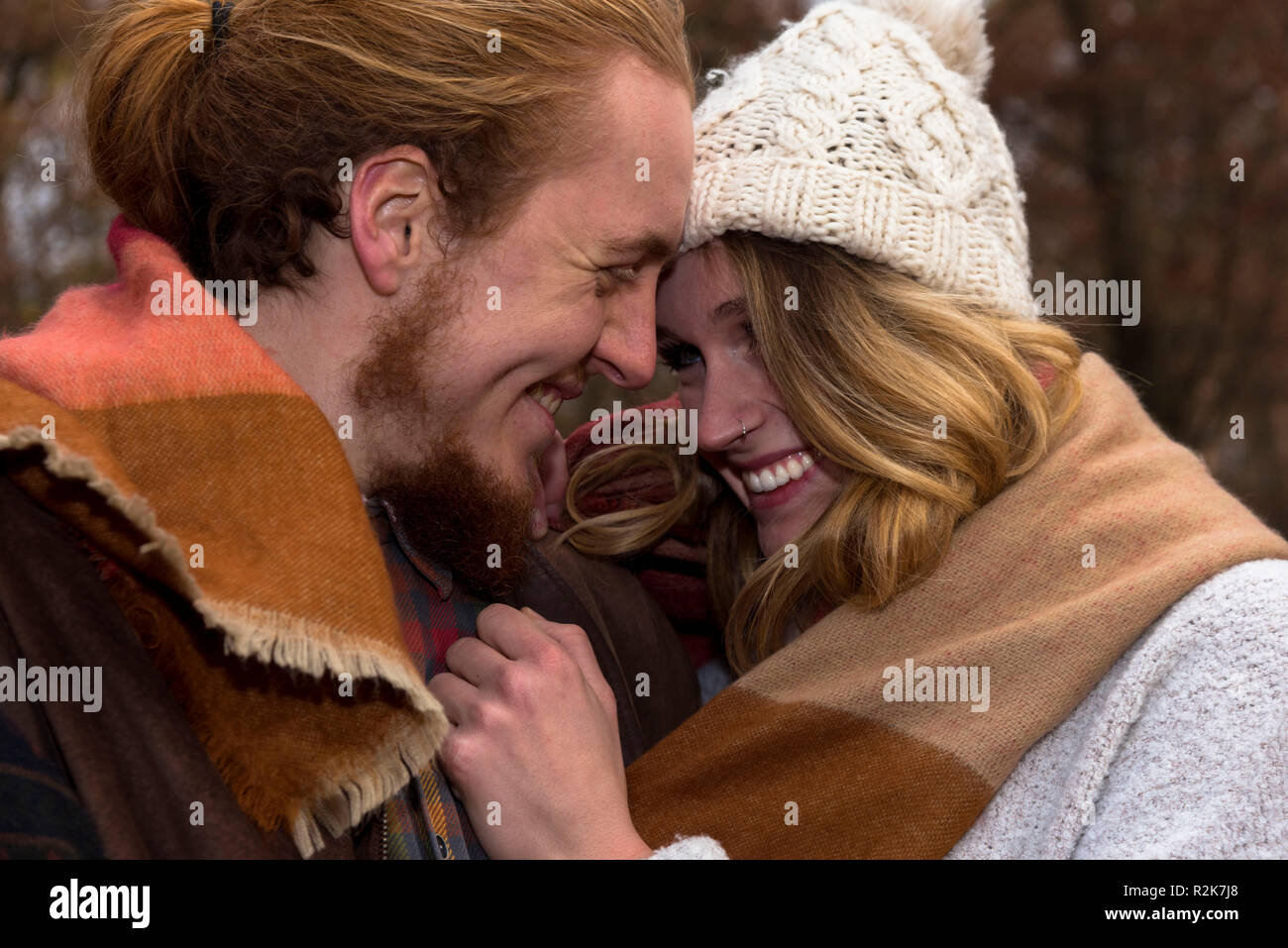 Couple, contact avec les yeux, dans l'amour, portrait, l'automne, à pied Banque D'Images