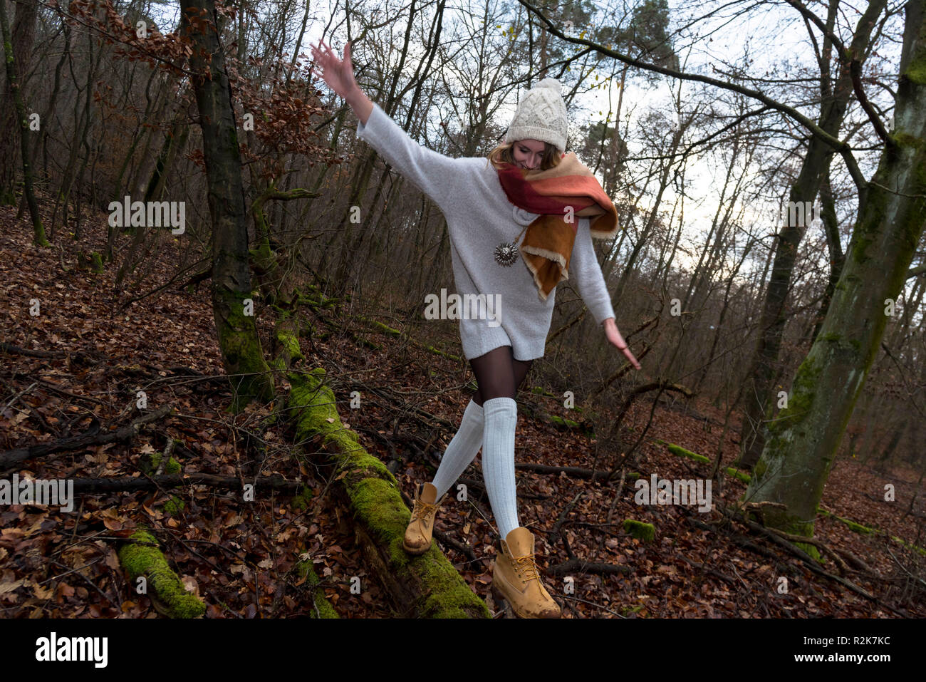 Femme, l'équilibrage, tronc d'arbre, l'automne, à pied Banque D'Images