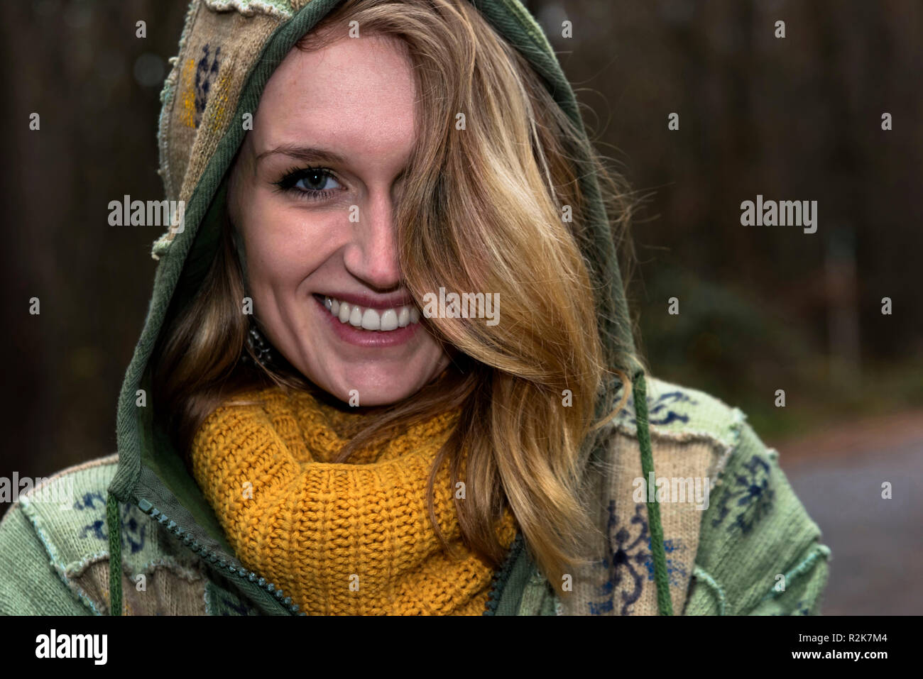 Jeune femme, forêt, promenade d'automne, portrait, sourire, Banque D'Images