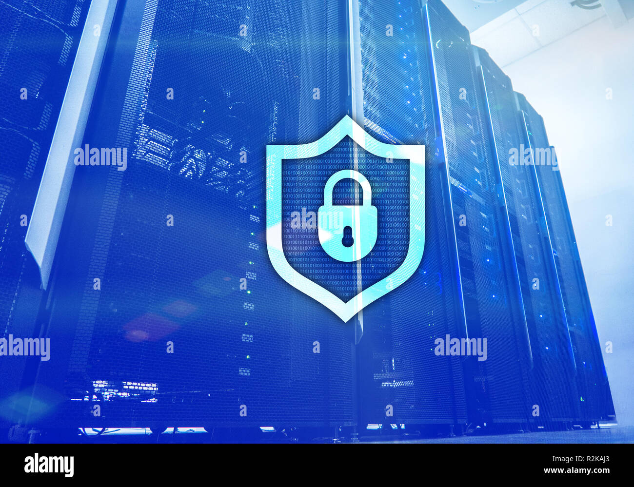 Cyber protection icône de bouclier sur arrière-plan de la salle serveur. La sécurité de l'information et la détection des virus. Banque D'Images