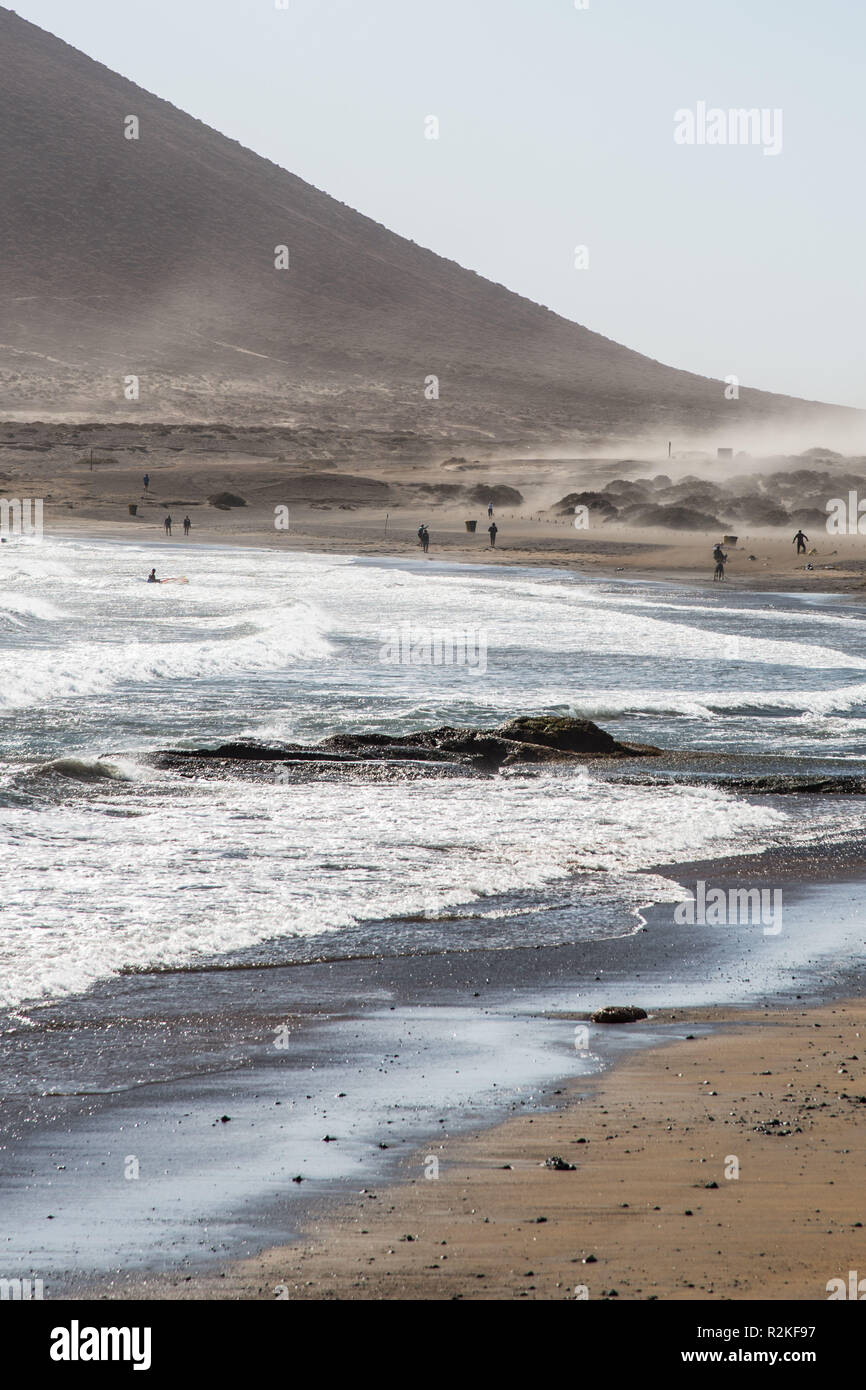 Surfez par vent fort dans la baie de Medano (Tenerife) avec le volcan Montana Roja en arrière-plan. Banque D'Images