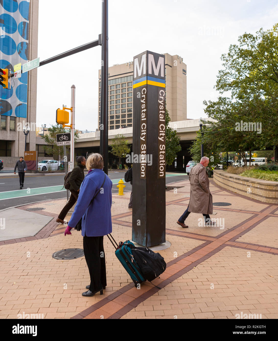 CRYSTAL CITY, Virginia, USA - Metro sign in Crystal City, l'emplacement de l'AC2 Amazon dans le comté d'Arlington. Banque D'Images