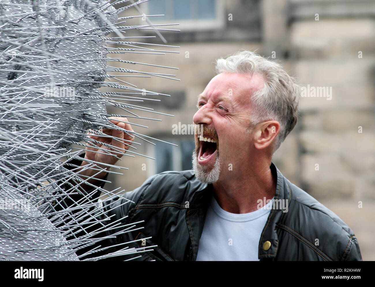 L'artiste écossais, et Turner prête-nom, David Mach, ressemble à ce qu'il est dans une dispute avec un de ses sculptures de départ alors qu'il pose pour une photo à l'extérieur de la cathédrale Saint-gilles d'Édimbourg en 2010. Banque D'Images