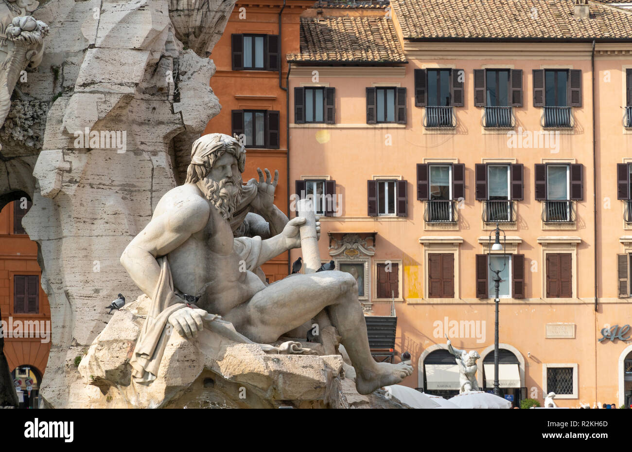 Fontana dei Quattro Fiumi (fontaine des Quatre Fleuves), détail montrant le fleuve-dieu, Gange, conçu par Gian Lorenzo Bernini en 1651. dans la Piazz Banque D'Images