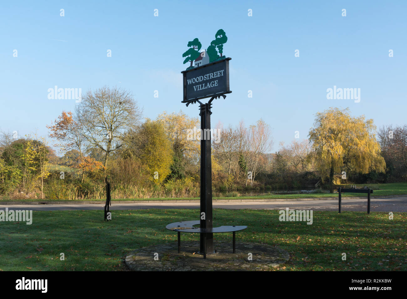 Le panneau du village de décoration sur le green en rue Bois Village de Surrey, au Royaume-Uni, à la fin de l'automne Banque D'Images