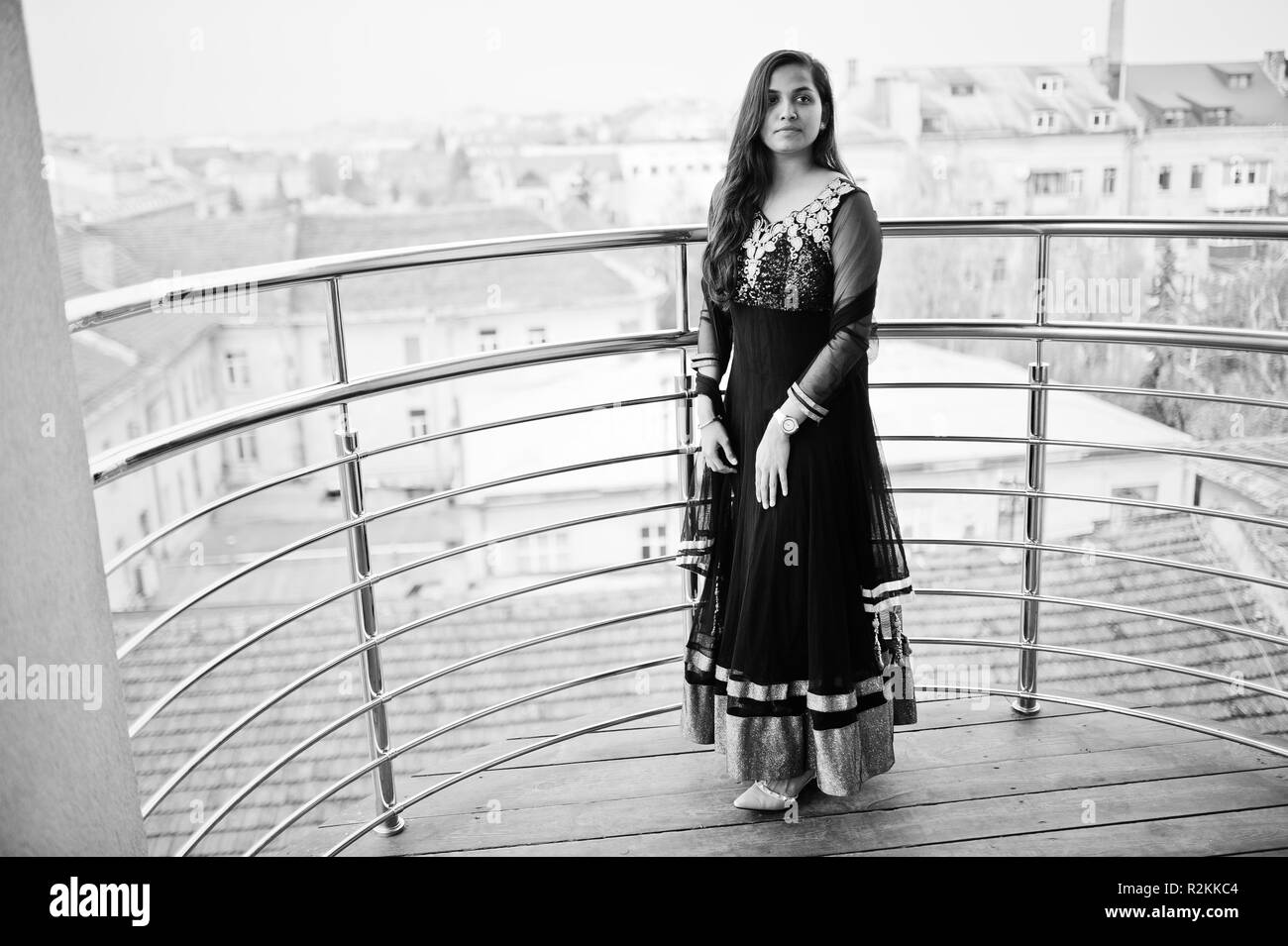 Jolie fille indienne en noir robe saree posés au balcon. Banque D'Images