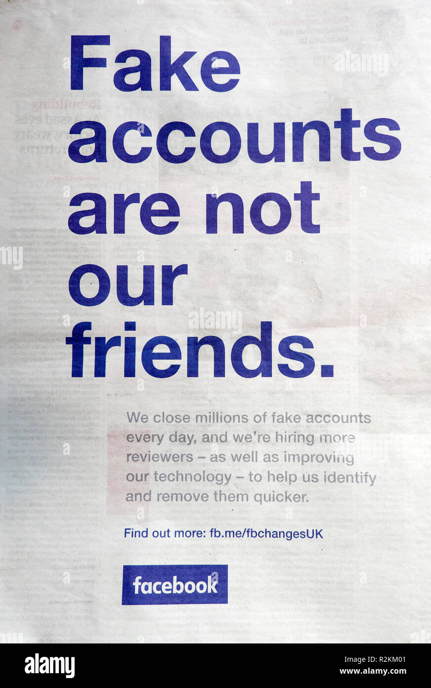 Face book annonce 'Fausse les comptes ne sont pas nos amis' dans le journal The Guardian, Londres UK 12 avril 2018 Banque D'Images