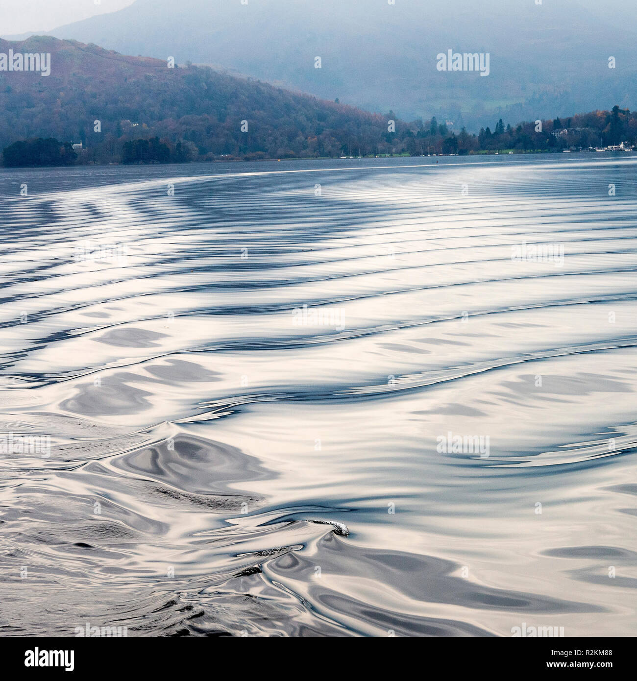 Petites vagues et ondulations causées par le batillage des navires avec des réflexions sur le lac Windermere Lake District National Park Cumbria England Royaume-Uni UK Banque D'Images