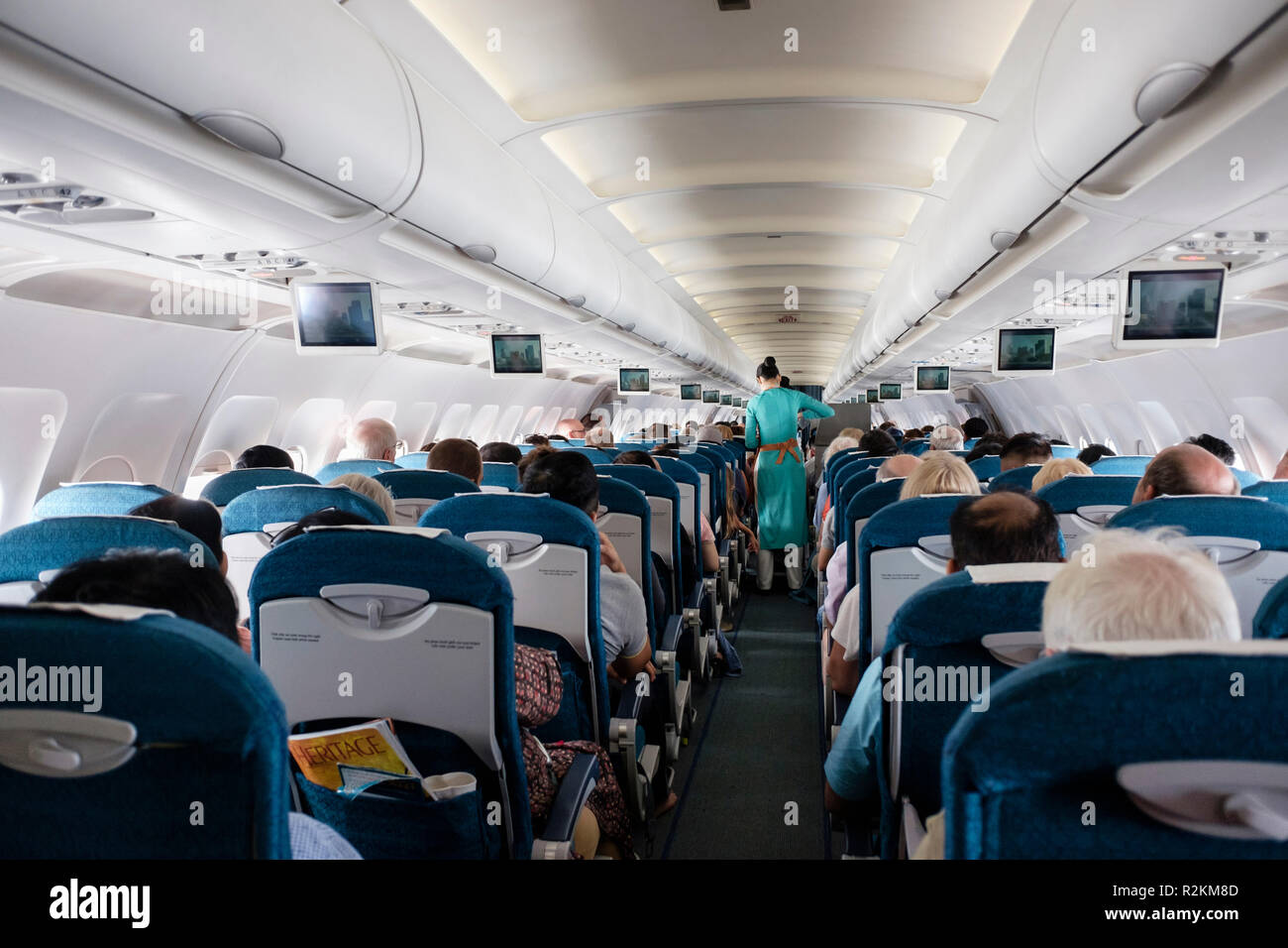 Les passagers en classe économique places sur vol Vietnam Airlines à partir de Danang à Ho Chi Minh Ville. Vietnam, Asie Banque D'Images