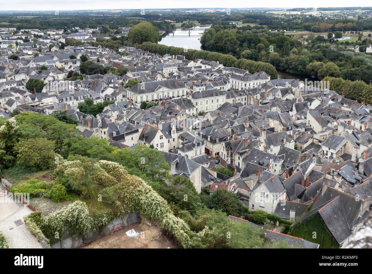 Vue de Chinon dans la vallée de la Loire, prises du château forteresse royale. Banque D'Images