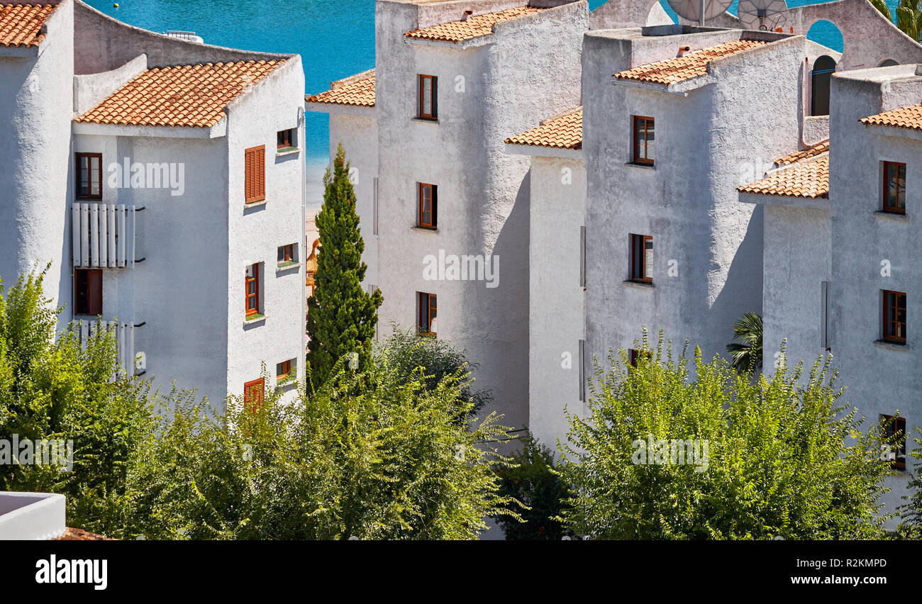 L'architecture méditerranéenne, des bâtiments dans le port d'Alcudia, Mallorca. Banque D'Images