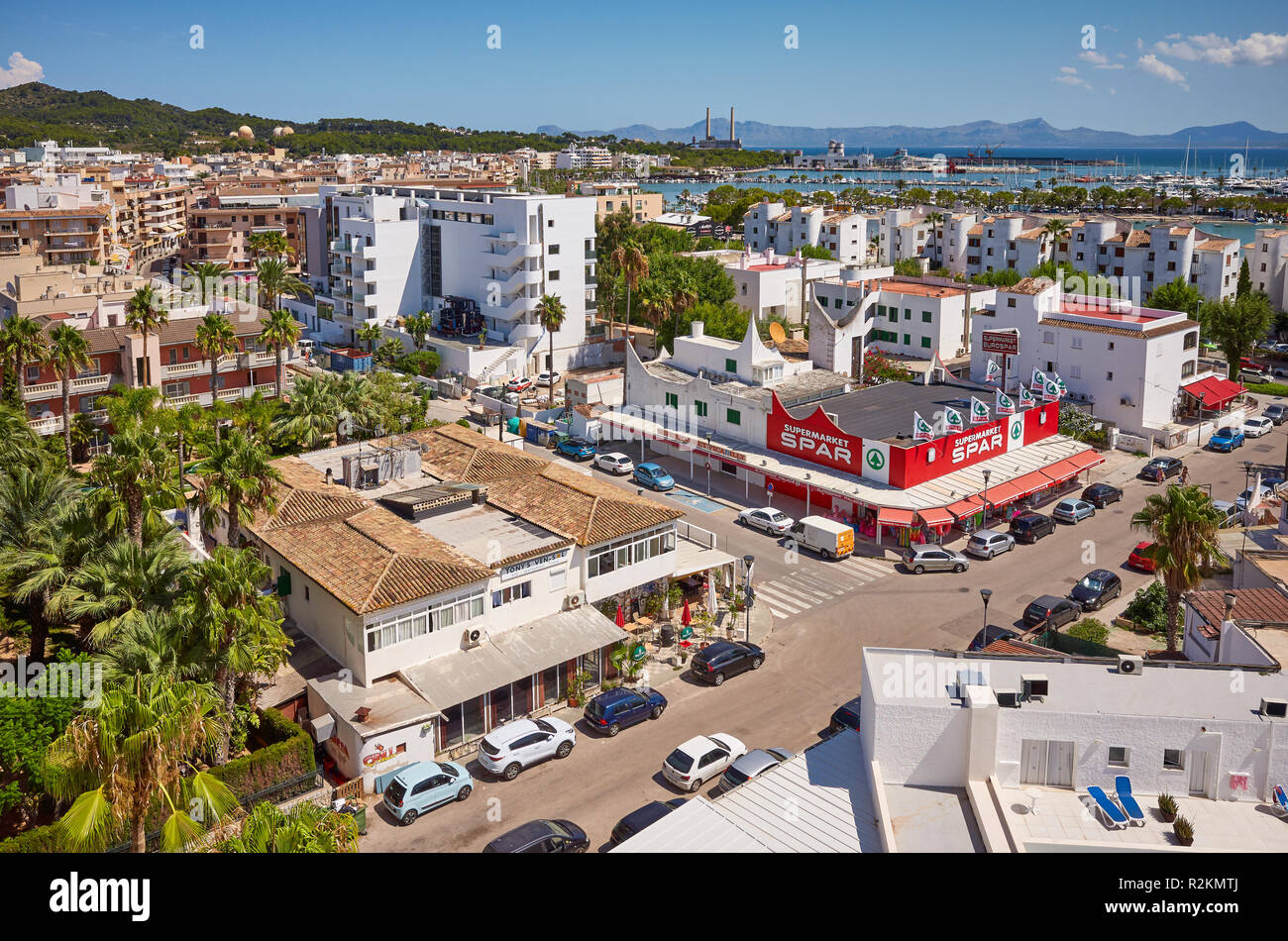 Port d'Alcudia, Majorque, Espagne - 16 août 2018 : vue générale de la ville connue pour son calme des stations touristiques et un beau littoral. Banque D'Images