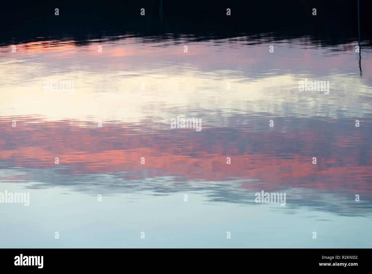 Un coucher de soleil d'automne se reflétant dans les eaux du lac Windermere dans le Lake District National Park Cumbria England Royaume-Uni UK Banque D'Images