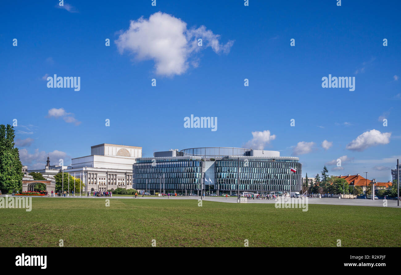 Piłsudski Square, la plus grande place de la capitale de la Pologne avec la vue de la Metropolitan office building et le Grand Théâtre - Opéra National de la b Banque D'Images