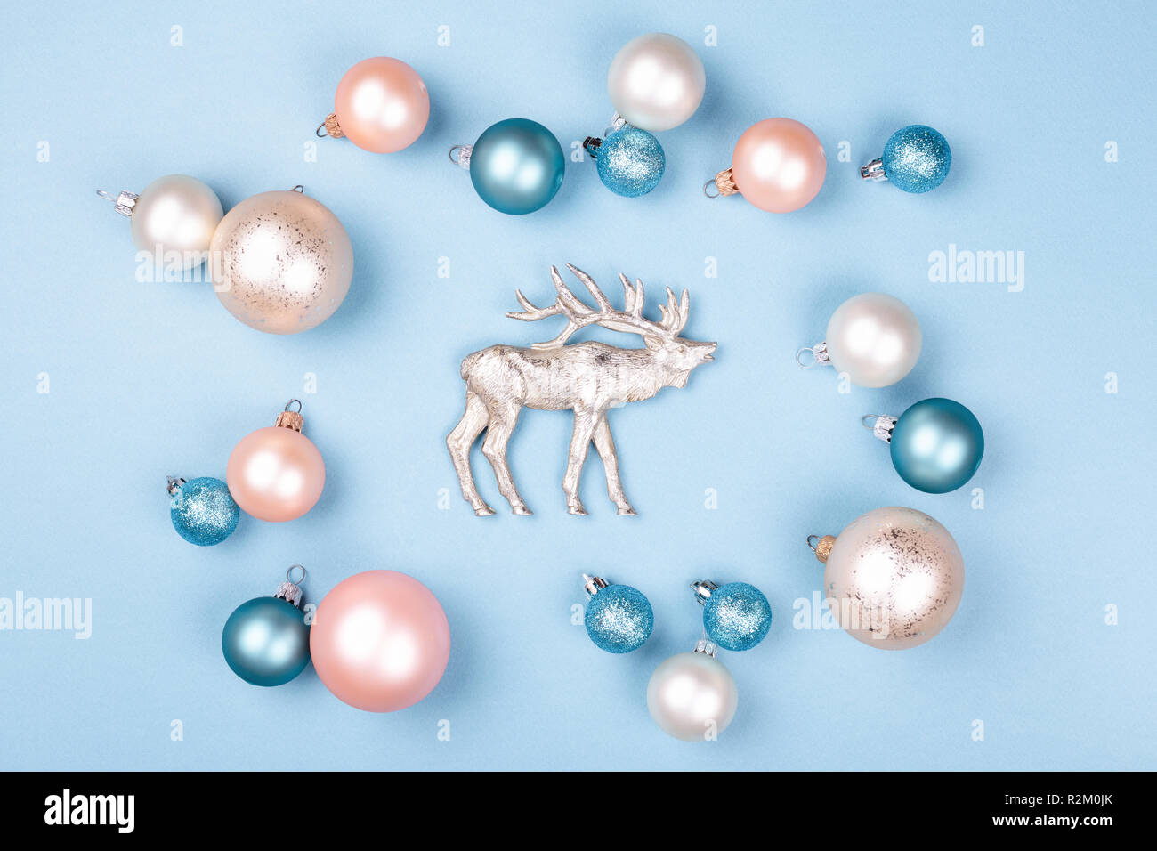 Image de Noël Boules avec du prince de rennes sur fond bleu. Carte de vacances de style minimal. Banque D'Images