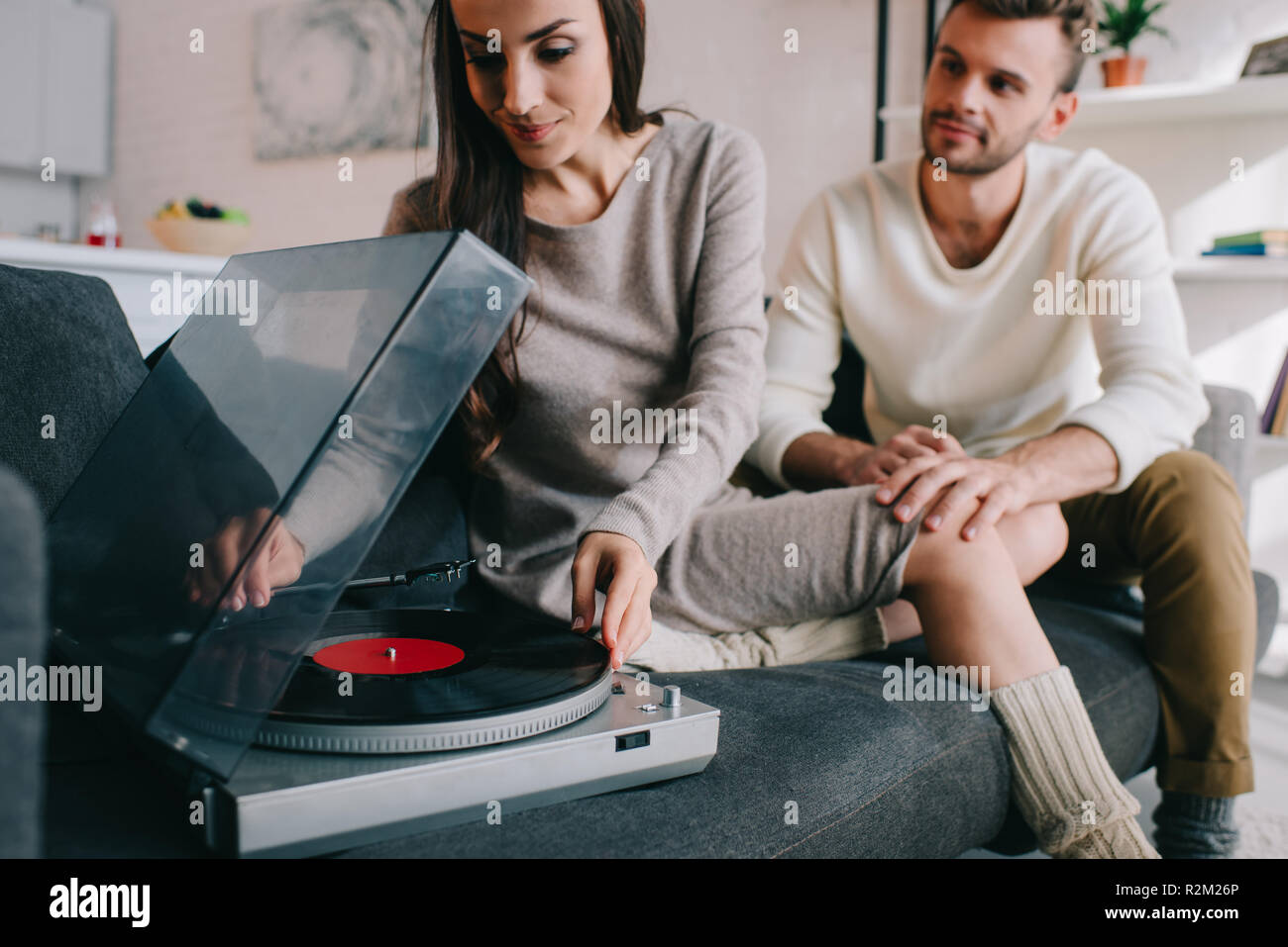 Beau couple avec musique phonographe vinyle à la maison Banque D'Images