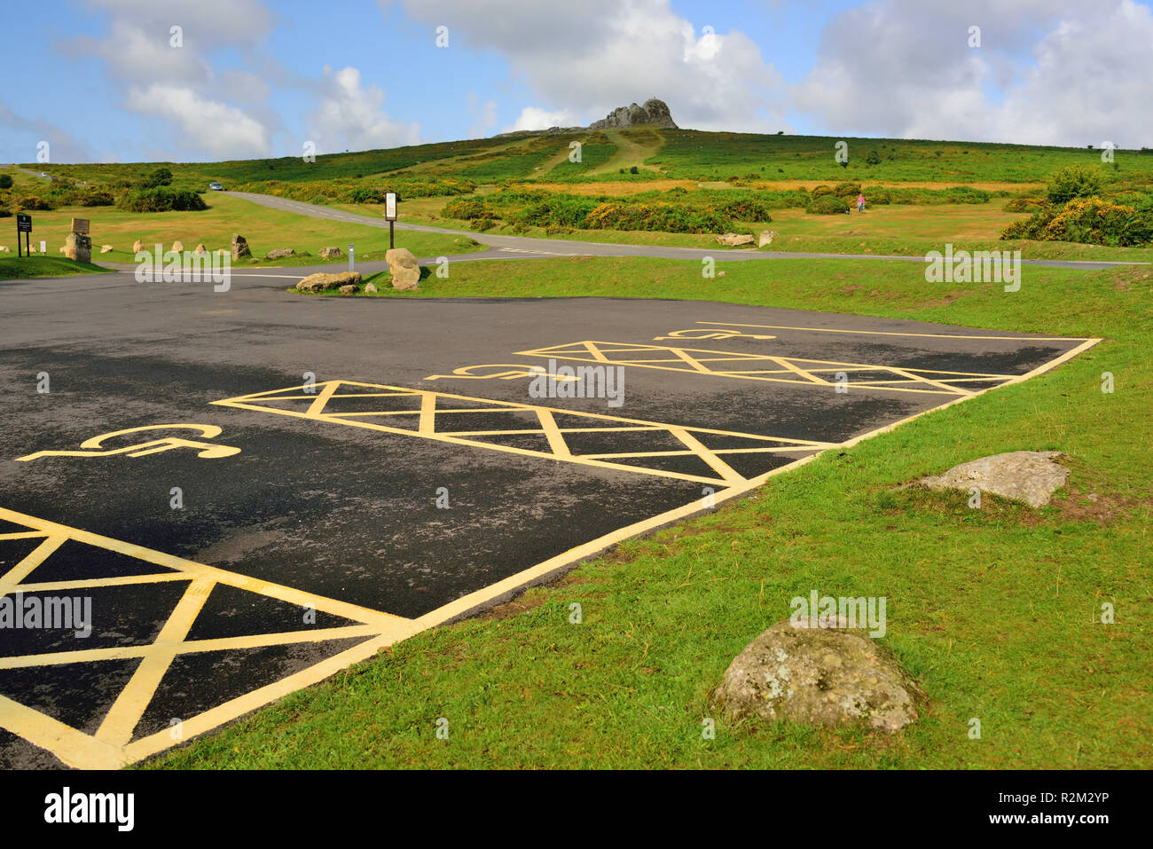Espaces réservés aux personnes handicapées au centre des visiteurs de Haytor à Dartmoor, regard vers les roches Haytor. Banque D'Images