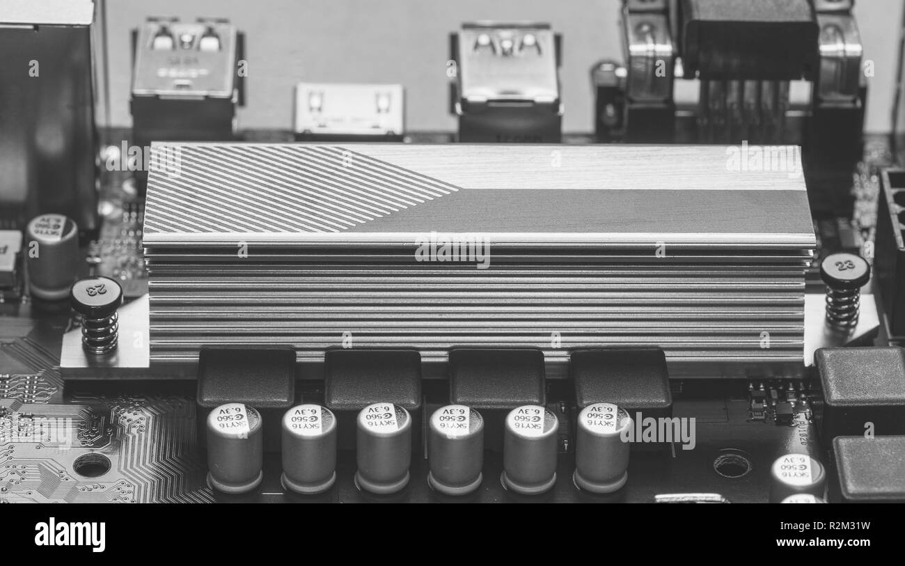 Maykop, Russie - 9 novembre, 2018 : partie de la carte mère ASUS avec chipset du radiateur en aluminium close-up, photo en noir et blanc Banque D'Images