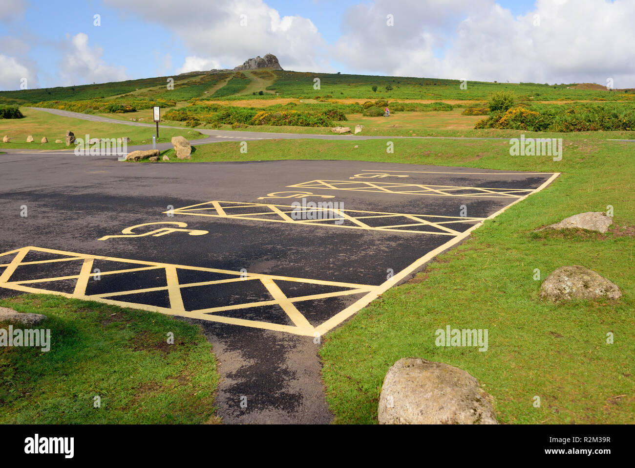 Espaces réservés aux personnes handicapées au centre des visiteurs de Haytor à Dartmoor, regard vers les roches Haytor. Banque D'Images