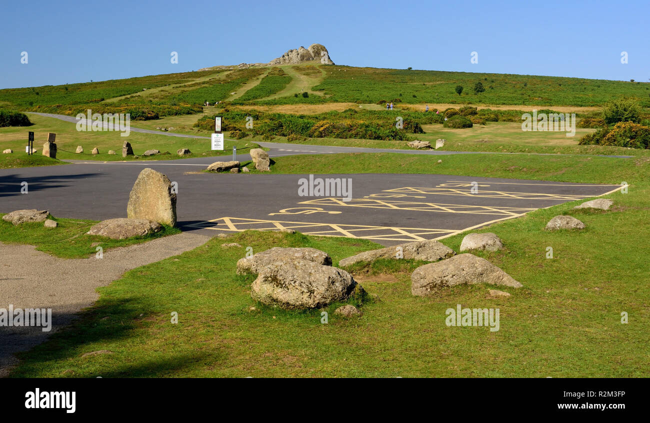 Espaces réservés aux personnes handicapées au centre des visiteurs de Haytor à Dartmoor, regard vers les roches Haytor. Banque D'Images