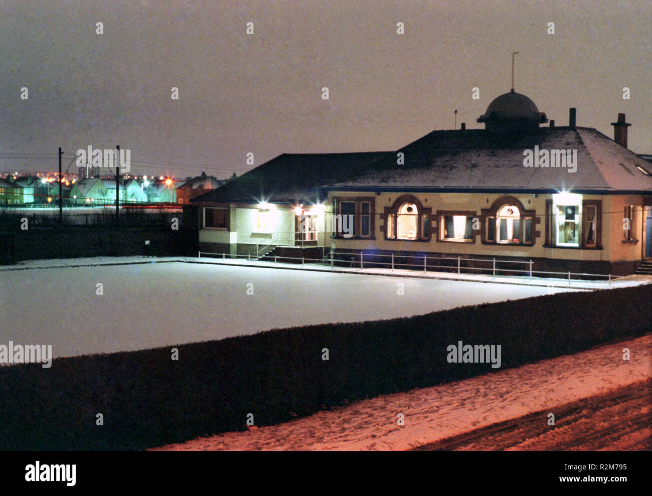 Le Club de bowling de Clydebank dans la neige, prises d'un tenement fenêtre à Dunedin Terrasse. - Janvier 1978 Clydebank Banque D'Images