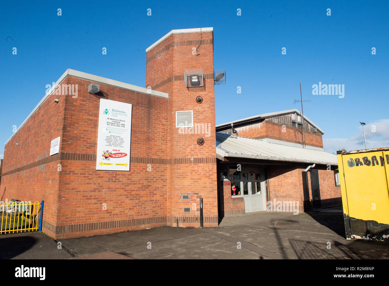 Fondation, Helenslea Asda Asda Salle communautaire responsable de magasin adjoint Parkhead Gregor Morrison et John champion communautaire Flannigan un chèque à Banque D'Images