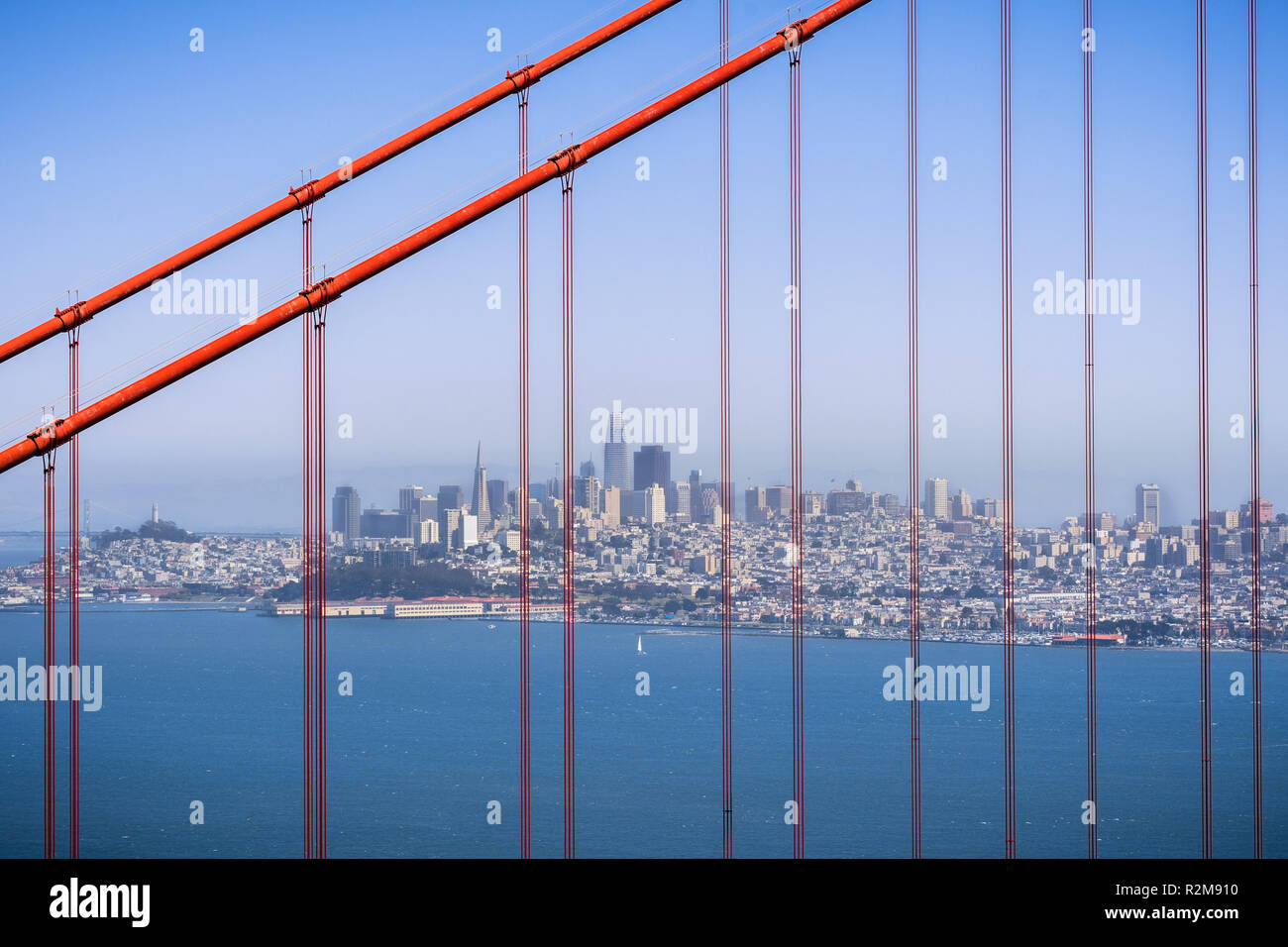 L'horizon de San Francisco vue à travers les câbles de suspension du pont Golden Gate, Californie Banque D'Images