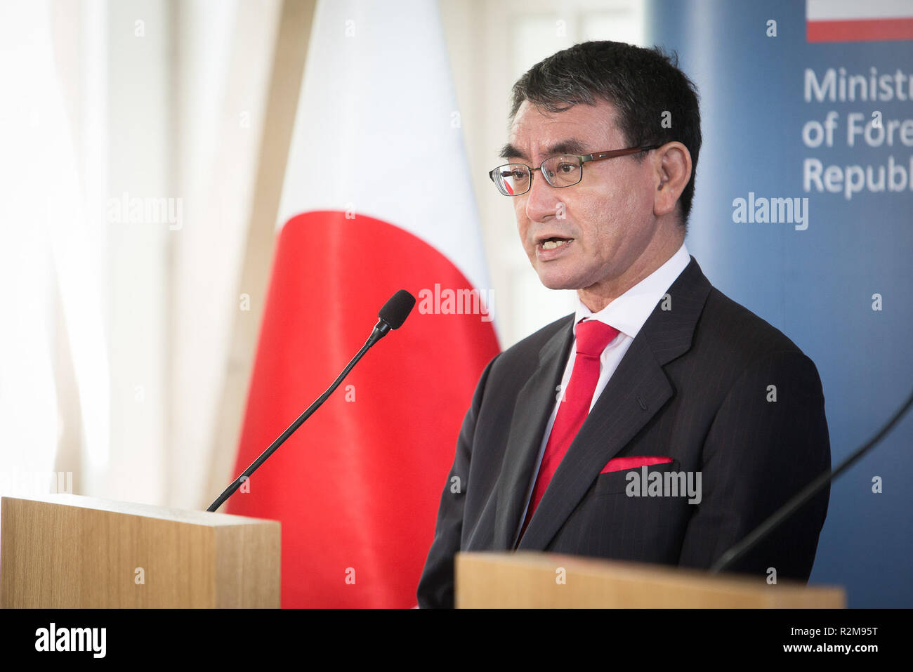 Le Ministre japonais des affaires étrangères Taro Kono (L) parle aux journalistes au cours d'une conférence de presse conjointe avec le Ministre des affaires étrangères polonais Jacek Czaputowicz (pas sur la photo) au Collège d'Europe à Varsovie, Pologne, le 6 juillet 2018 Banque D'Images