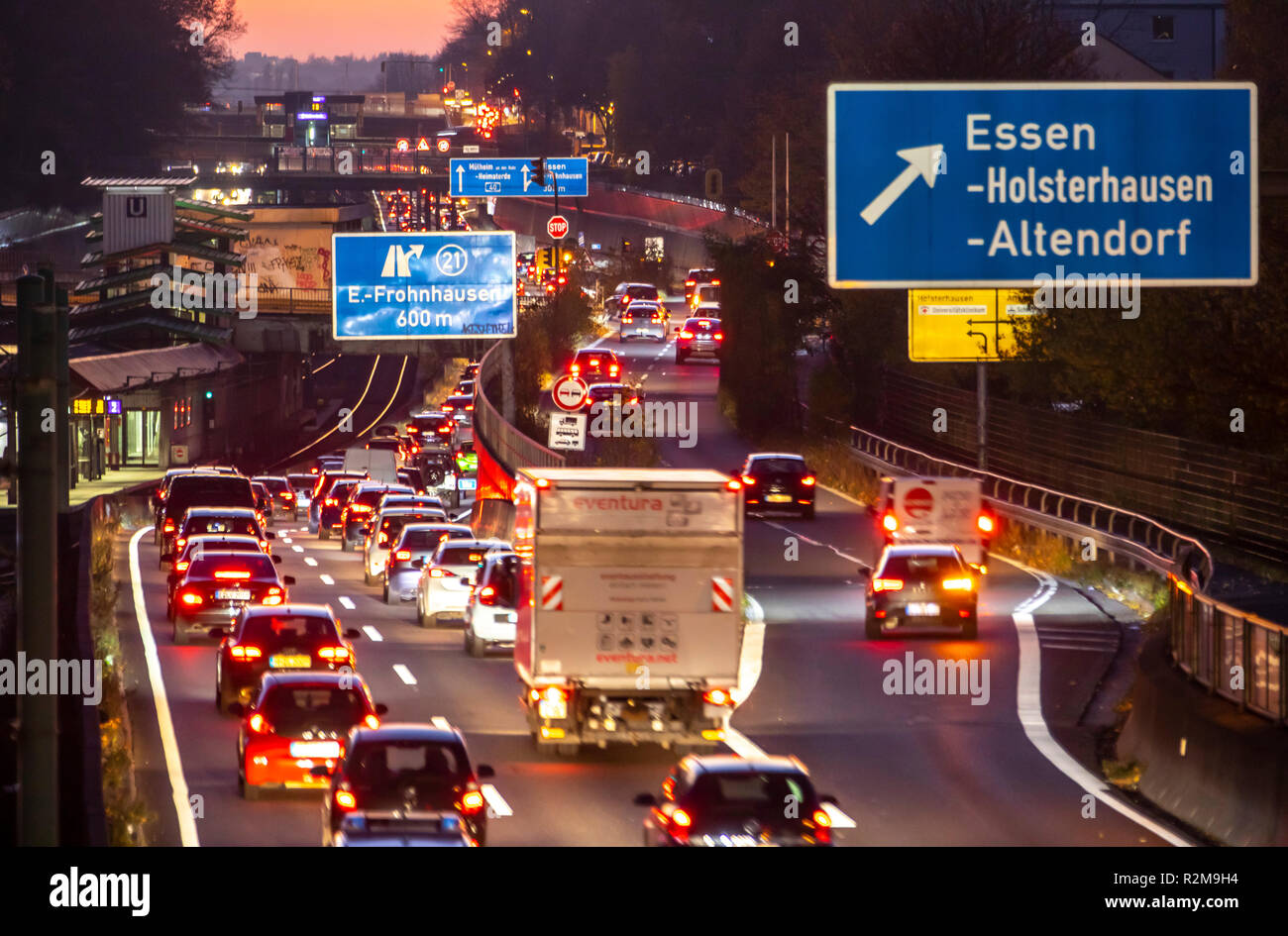 L'autoroute A40, autoroute, Ruhrschnellweg à Essen, route à travers le centre-ville, est affectée par une éventuelle interdiction diesel, ligne d'horizon, l'Allemagne, Banque D'Images