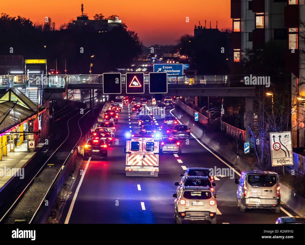 Les lecteurs d'ambulance avec feux bleus et des sirènes, sur une autoroute, A40 à Essen, à une mission d'urgence, de sauvetage lane, Allemagne Banque D'Images