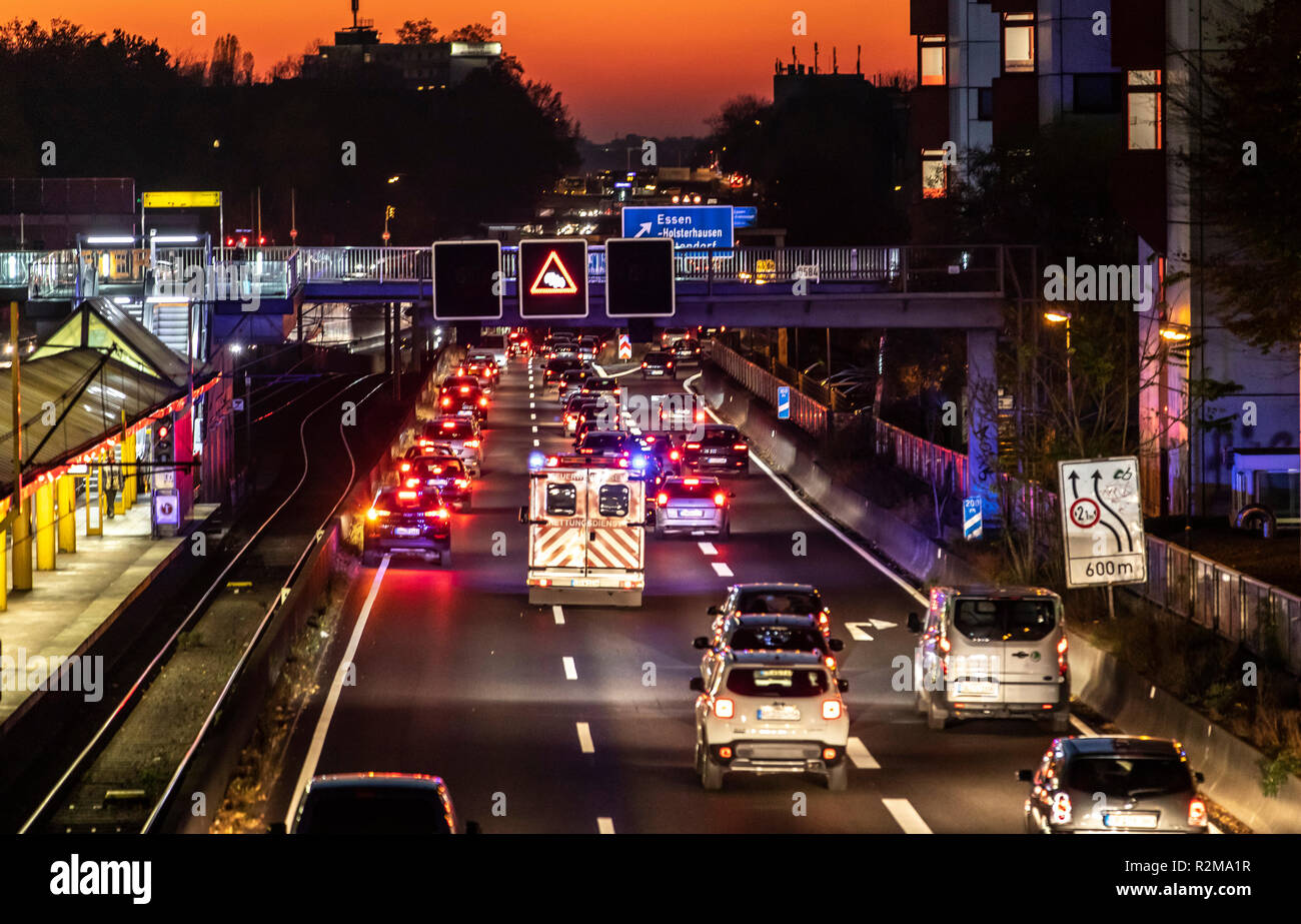 Les lecteurs d'ambulance avec feux bleus et des sirènes, sur une autoroute, A40 à Essen, à une mission d'urgence, de sauvetage lane, Allemagne Banque D'Images