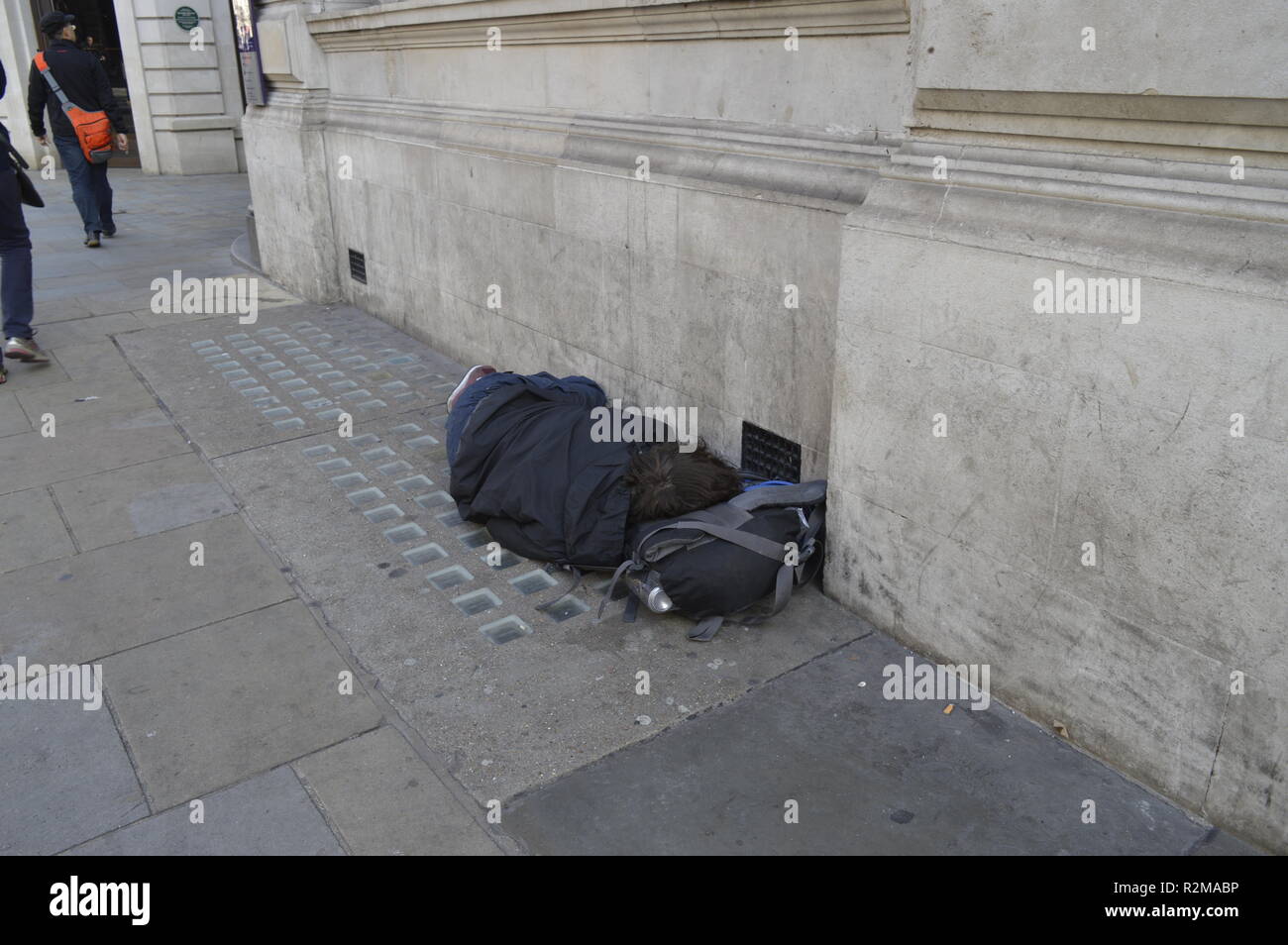 L'homme sans-abri mendier dans les rues près de Piccadilly, Londres, Royaume-Uni. Au milieu de la journée, la fin de l'été, les travailleurs itinérants dort sur dans la rue Banque D'Images